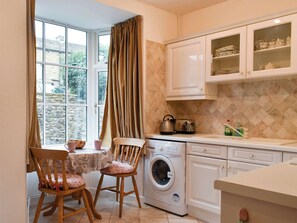 Cookware/dishes/utensils - 2 bedroom accommodation in Skipton (Skipton)