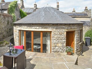 Outdoor dining - 1 bedroom accommodation in Middleham, near Leyburn (Middleham, near Leyburn)