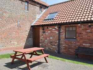 Outdoor dining - Nightingale Cottage- 25115 (Flamborough)