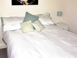2 bedrooms, free WiFi, bed sheets - 2 bedroom accommodation in Wootton Bridge (Wootton Bridge)