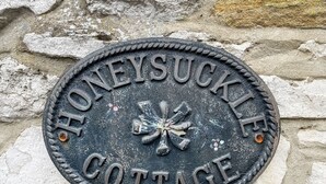 Unclassified image, 3 of 17, button - Honeysuckle Cottage - 27880 (Matlock)