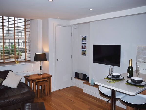 TV - 1 bedroom accommodation in Keswick (Keswick)