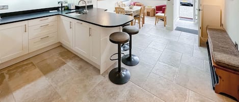 Oven, dishwasher, cookware/dishes/utensils, freezer