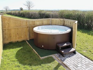 Outdoor spa tub - 4 bedroom accommodation in Tavernspite (Tavernspite)