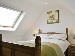 4 bedrooms, free WiFi, bed sheets, wheelchair access - 4 bedroom accommodation in Tavernspite (Tavernspite)