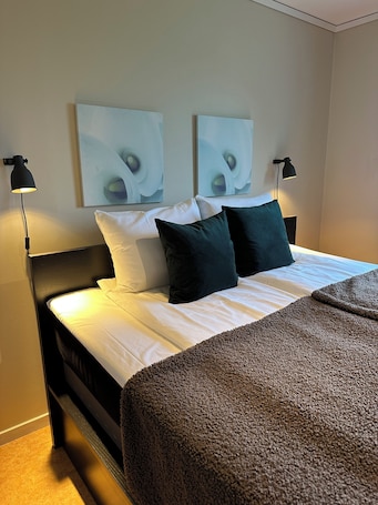 One-Bedroom Apartment | Colchones con acolchado adicional y decoración individual. Vollsnes Feriehus Stryn
