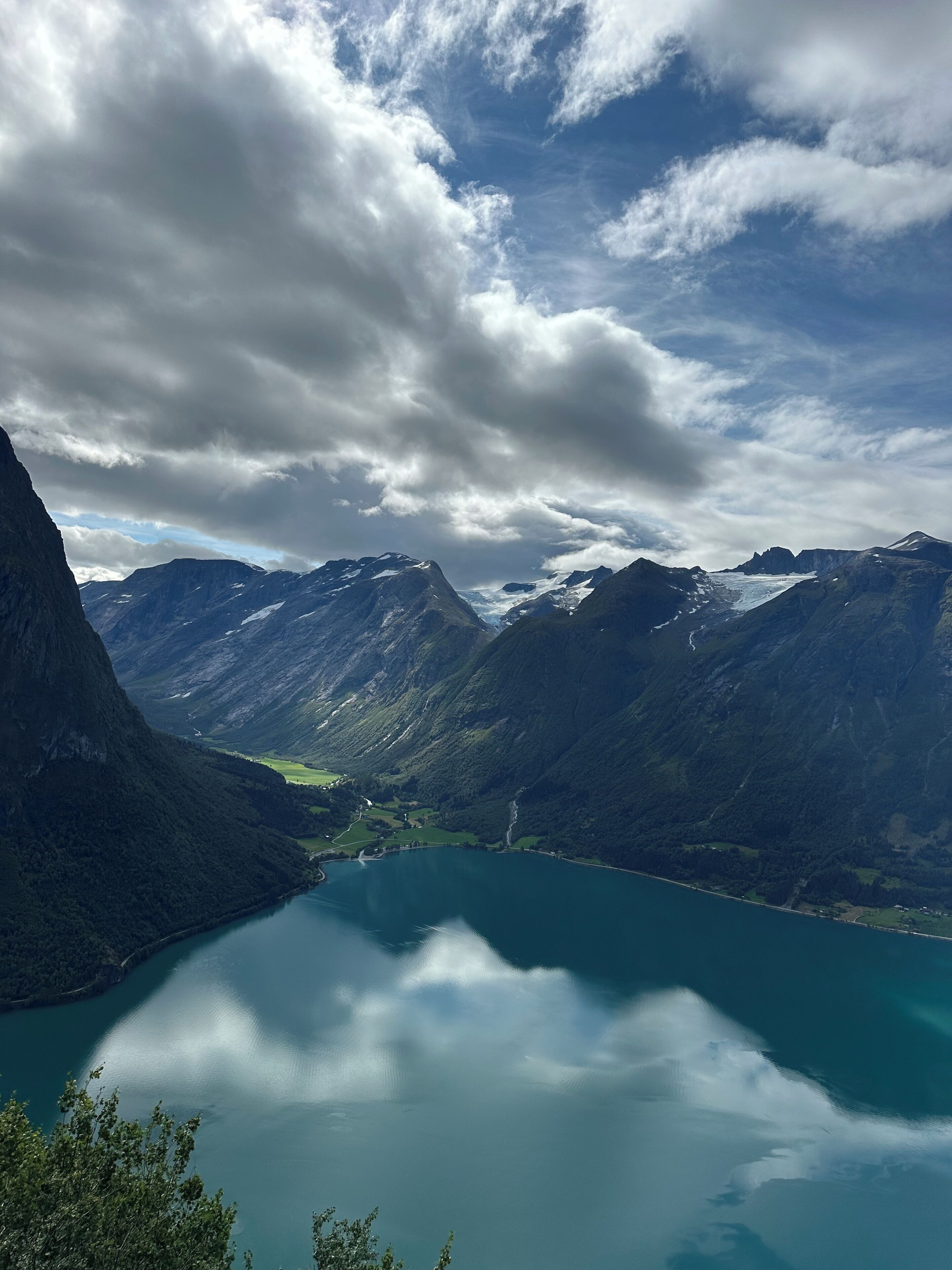 Eine Berglandschaft mit einem See und einem Tal.