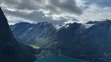 Eine Berglandschaft mit einem See und einem Tal.