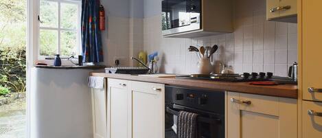 Opvaskemaskine, køkkentøj/tallerkener/redskaber