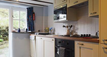 Traditional ’olde worlde’ cottage set in the heart of walkers paradise.