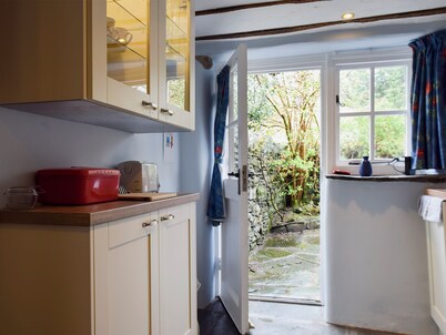 Traditional ’olde worlde’ cottage set in the heart of walkers paradise.