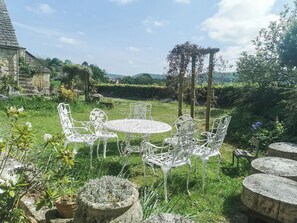 Outdoor dining - 2 bedroom accommodation in Pitchcombe, near Painswick (Pitchcombe, near Painswick)