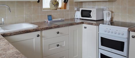 Geschirrspüler, Hochstuhl, Kochgeschirr/Geschirr/Besteck