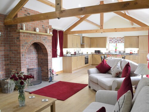 This contemporary property offers a romantic hideaway in a peaceful location.