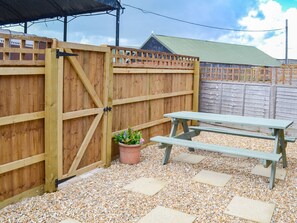 Outdoor dining - The Swallows - 28835 (Binknoll, near Royal Wootton Bassett)