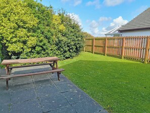 Outdoor dining - Padstow is within walking distance, and sandy beaches are close by. (Padstow)