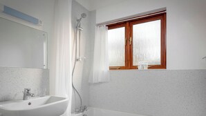 Bathroom - 4 bedroom accommodation in Wroxham (Wroxham)