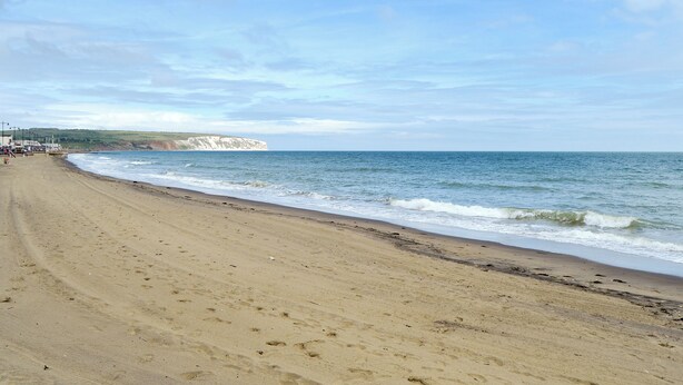 A beach with a clear sky, a sandy shore, and a cliff in the background. - 1 bedroom accommodation in Apse Heath, near Shanklin (Apse Heath, near Shanklin)