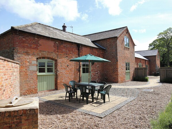 Outdoor dining - The Bran House- 23526 (Hareby, near Horncastle)