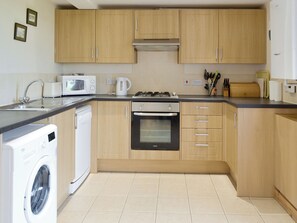 Lava-louças, cadeirão de bebê, talheres/pratos/utensílios de cozinha