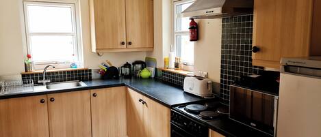 Een vaatwasser, een diepvriezer