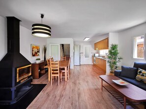 Una Smart TV, una chimenea, libros