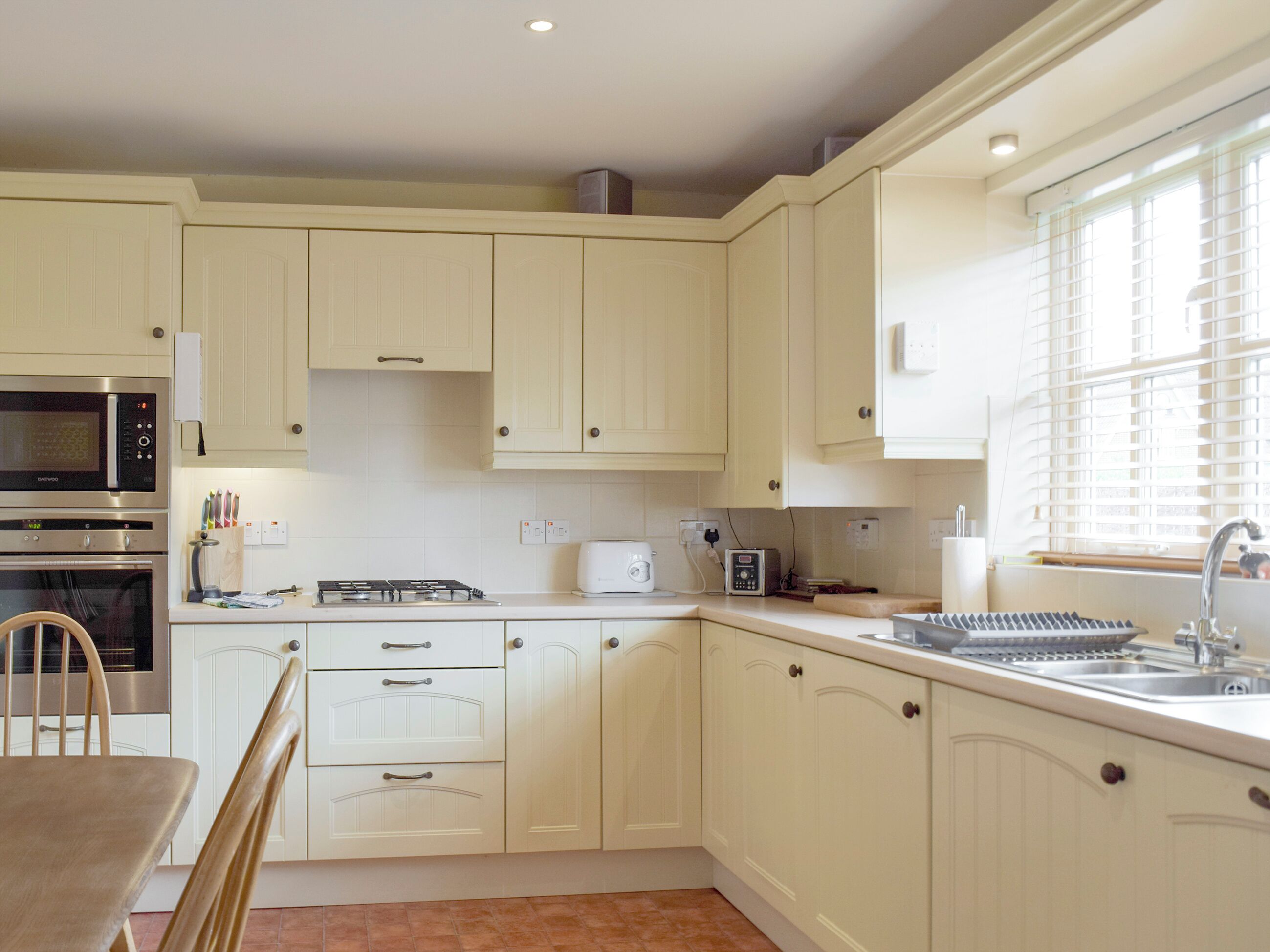 Een vaatwasser, kookgerei, borden en bestek