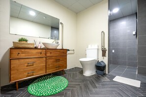 淋浴设施、免费洗浴用品、吹风机