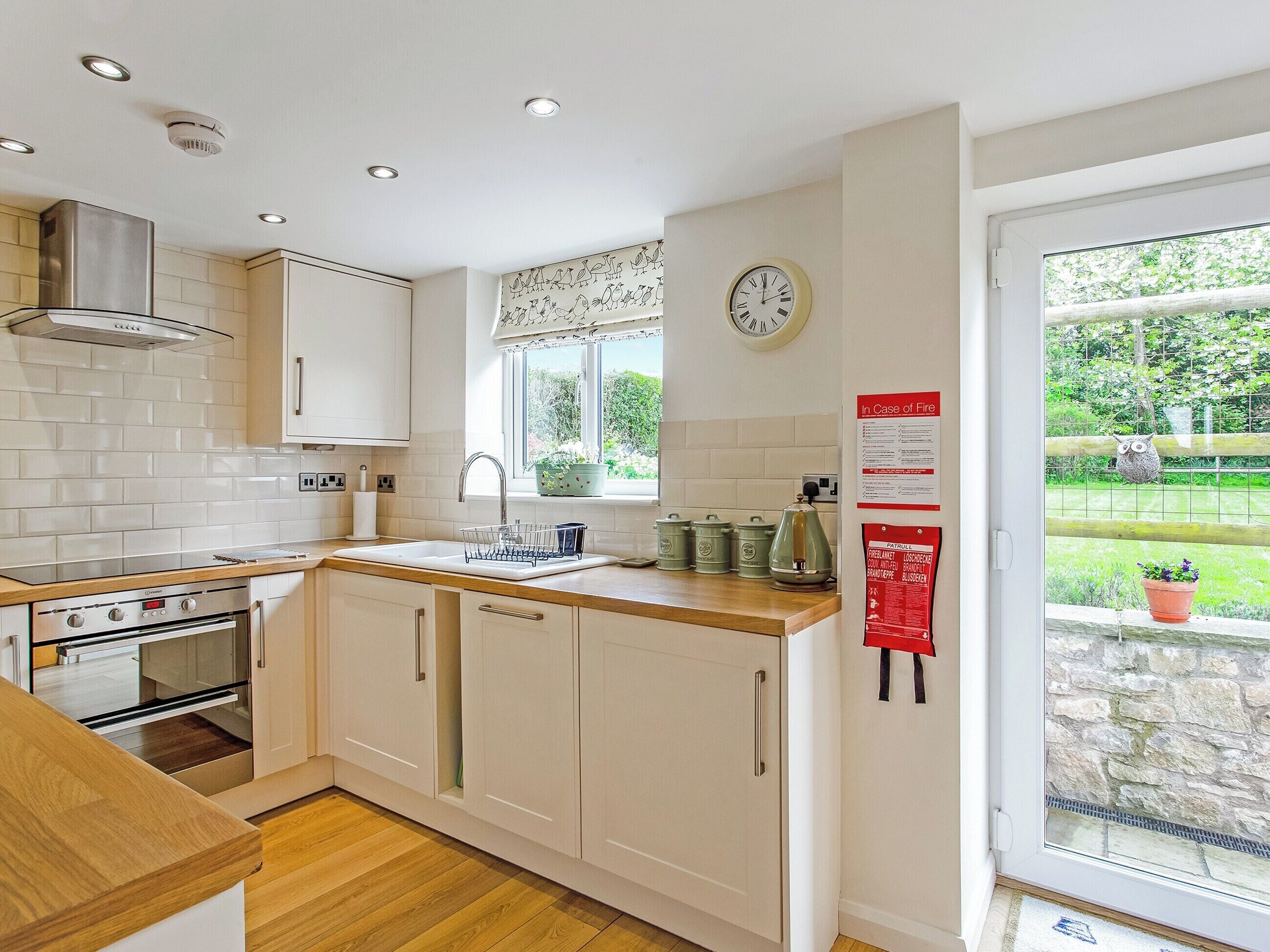 Diskmaskin, barnstol och frys