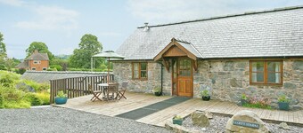 2 bedroom accommodation in Llanerfyl