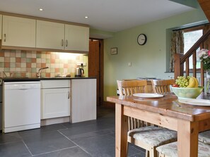 Dining - Aunt Nell's Cottage - 18826 (Hartland)