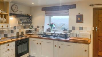 Chaise haute, batterie de cuisine, vaisselle et ustensiles