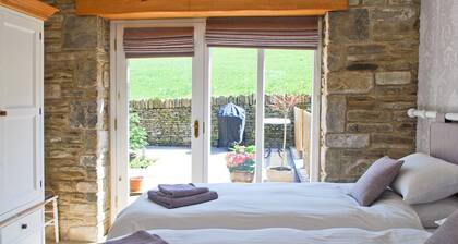 2 bedroom accommodation in Almondbury