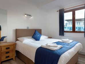 4 bedrooms, free WiFi, bed sheets - 4 bedroom accommodation in Wroxham (Wroxham)