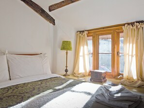4 bedrooms, free WiFi, bed sheets