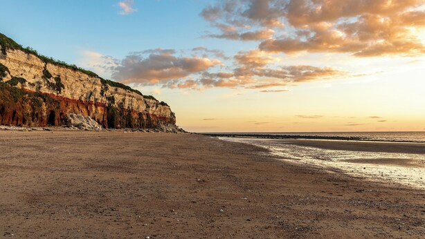 A coastal landscape with a sandy beach, cliffs, and a clear sky. - 2 bedroom accommodation in Old Hunstanton (Old Hunstanton)