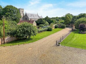 Property grounds - 2 bedroom accommodation in Old Hunstanton (Old Hunstanton)