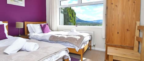 4 室のベッドルーム、WiFi (無料)、ベッドシーツ