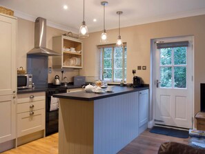 Dishwasher, cookware/dishes/utensils, freezer - 1 bedroom accommodation in Tattingstone (Tattingstone)