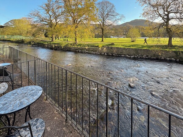 Outdoor dining - 1 bedroom accommodation in Keswick (Keswick)