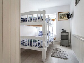 3 bedrooms, free WiFi, bed sheets - 3 bedroom accommodation in Combe Martin (Combe Martin)