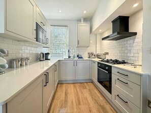 Een vaatwasser, een kinderstoel