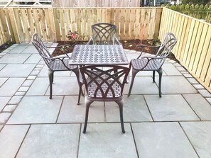 Outdoor dining - 3 Catherine Cottages (Keswick)