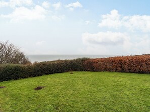 Property grounds - 2 bedroom accommodation in Burnmouth, near Berwick (Burnmouth, near Berwick)