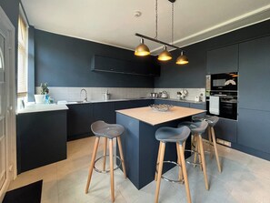 Lave-vaisselle, batterie de cuisine, vaisselle et ustensiles