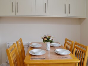 Dining - 2 bedroom accommodation in Hopton-on-Sea, near Great Yarmouth (Hopton-on-Sea, near Great Yarmouth)