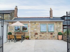 Outdoor dining - 2 bedroom accommodation in Seahouses (Seahouses)