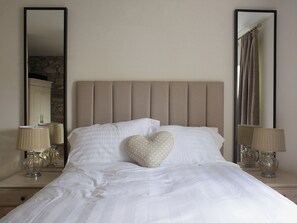 2 bedrooms, free WiFi, bed sheets - 2 bedroom accommodation in Seahouses (Seahouses)