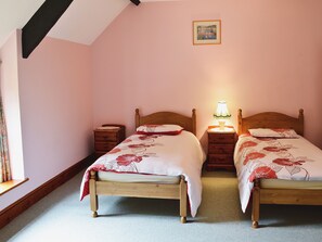 5 bedrooms, free WiFi, bed sheets - 5 bedroom accommodation in Uploders, Bridport (Uploders, Bridport)