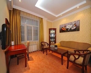 Suite Standar, 2 Tempat Tidur Twin | Minibar, meja kerja, setrika/meja setrika, dan Wi-Fi gratis